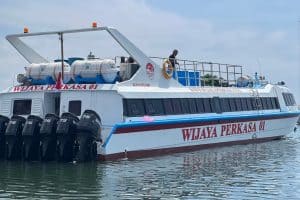 Lombok fastboat with multiple engines ready for departure to Padang Bai.
